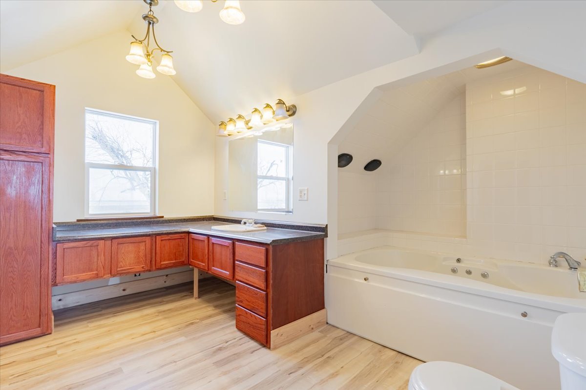 10788 N 1000 East Road, Chenoa, IL 61726