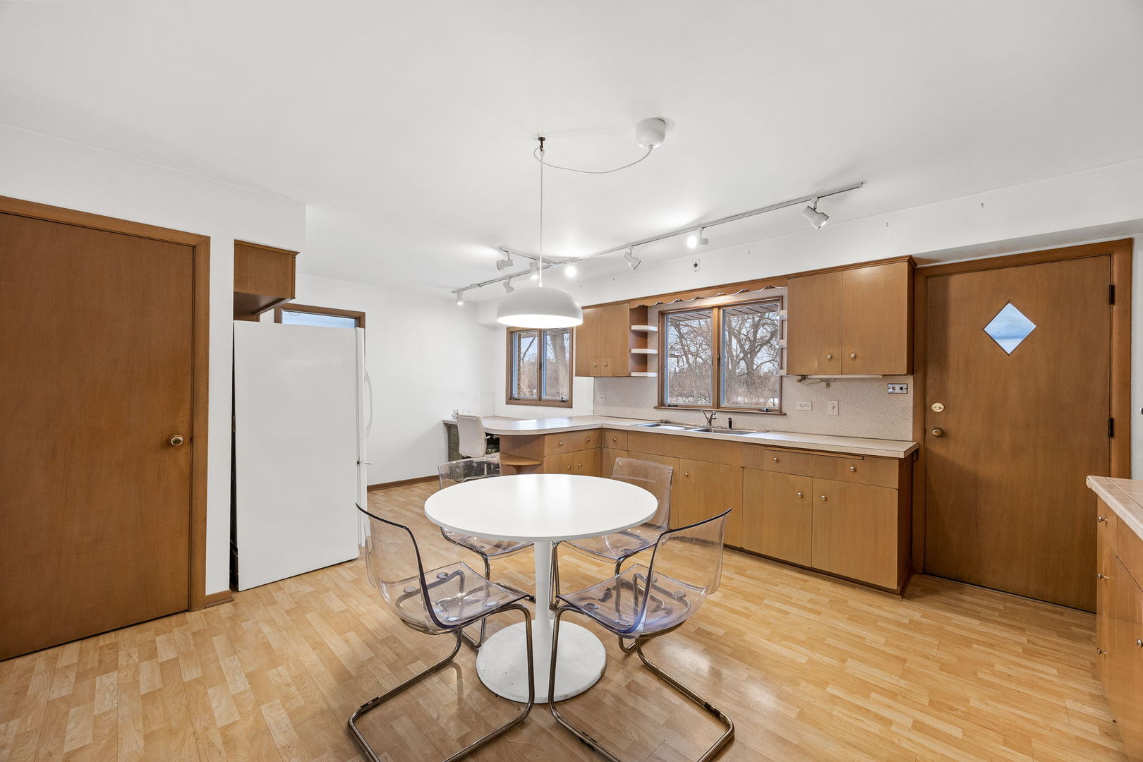 1927 Warrenville Road, Lisle, IL 60532