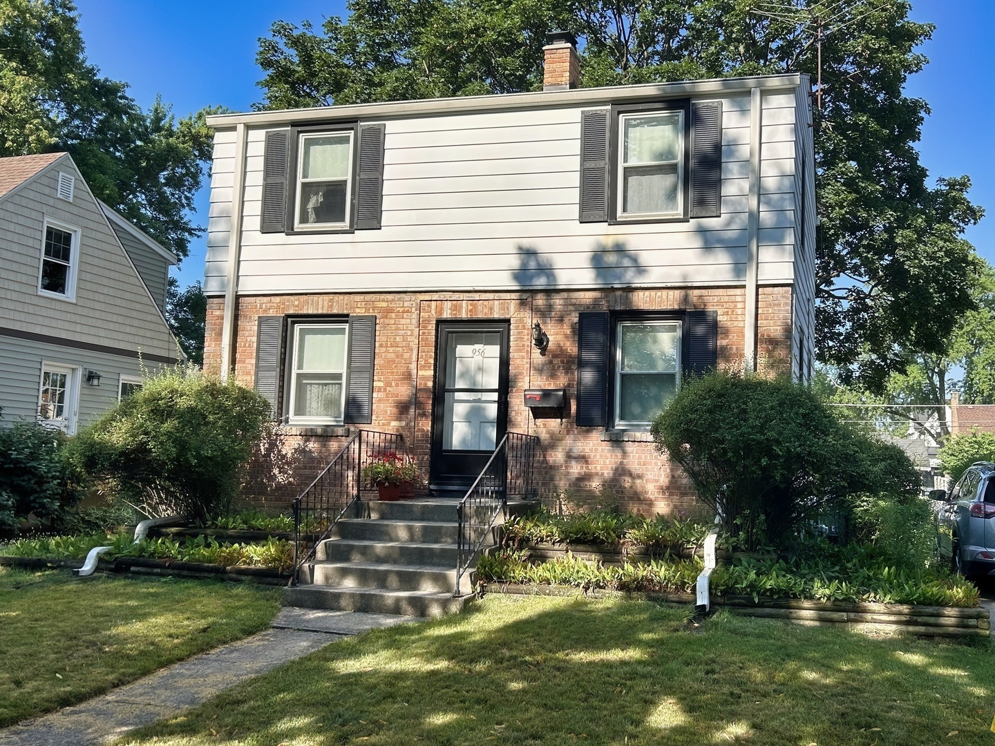 956 S Hillside Avenue, Elmhurst, IL 60126