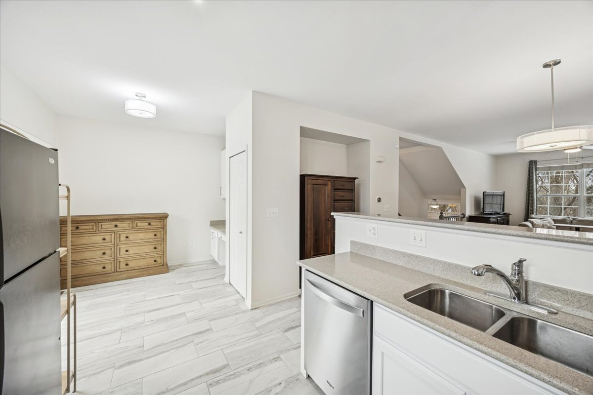 1424 S FAIRFIELD Avenue #1424, Lombard, IL 60148