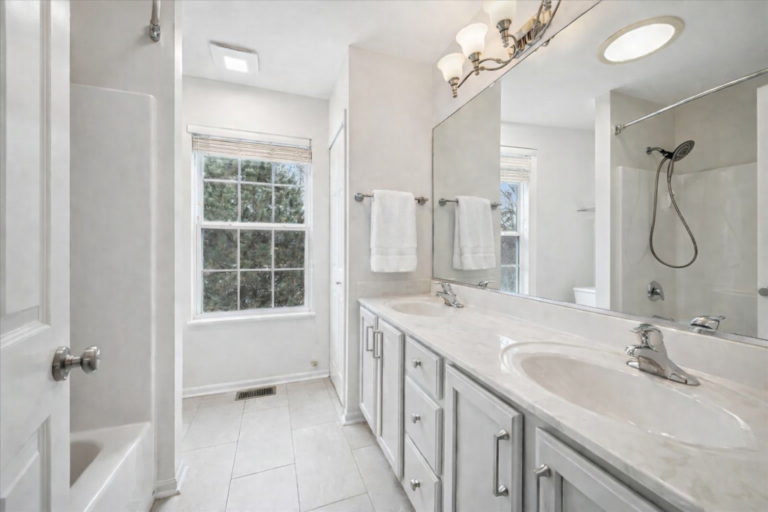 1424 S FAIRFIELD Avenue #1424, Lombard, IL 60148