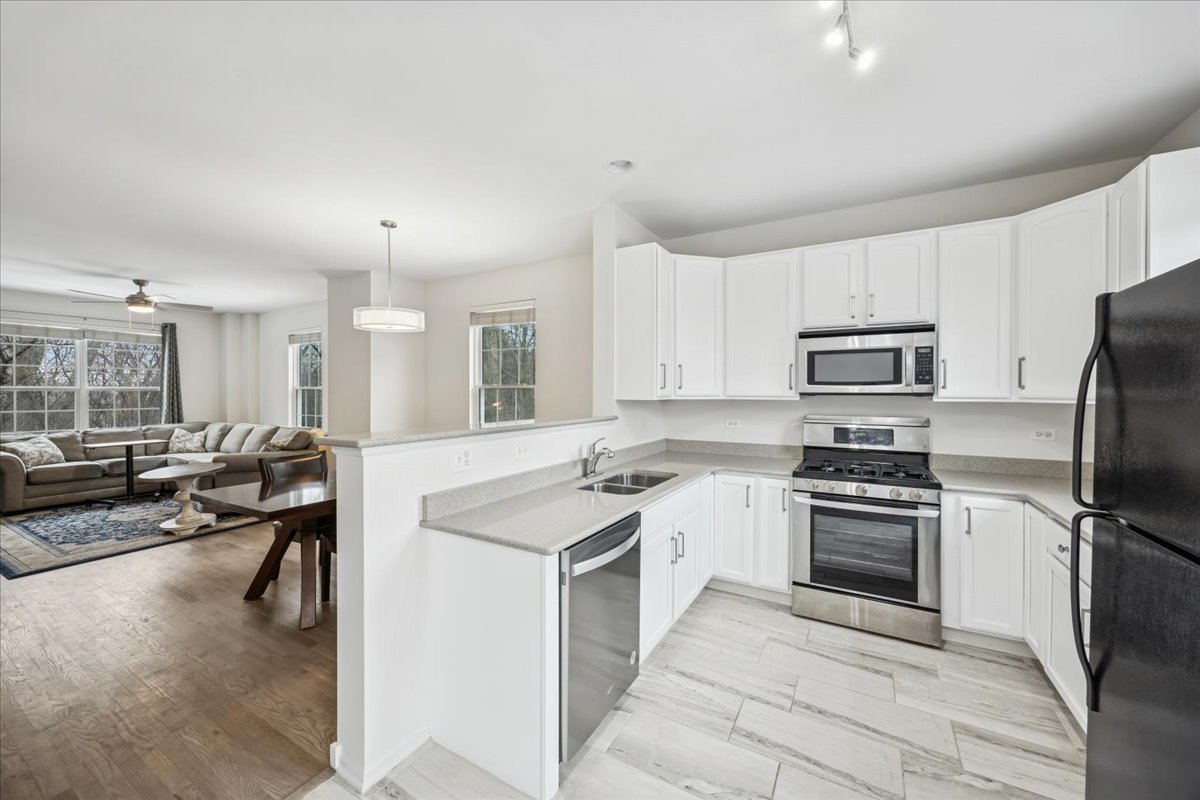 1424 S FAIRFIELD Avenue #1424, Lombard, IL 60148