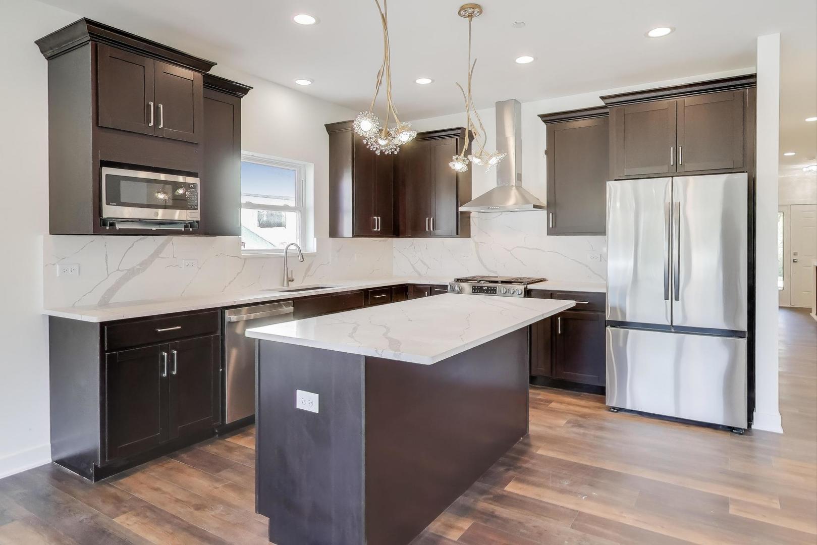 898 N Quentin Road, Palatine, IL 60067