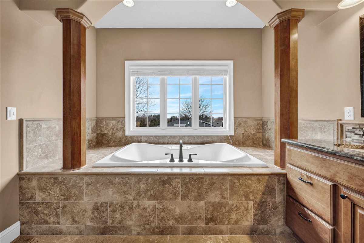 2315 Knollbrook Way, Bloomington, IL 61705