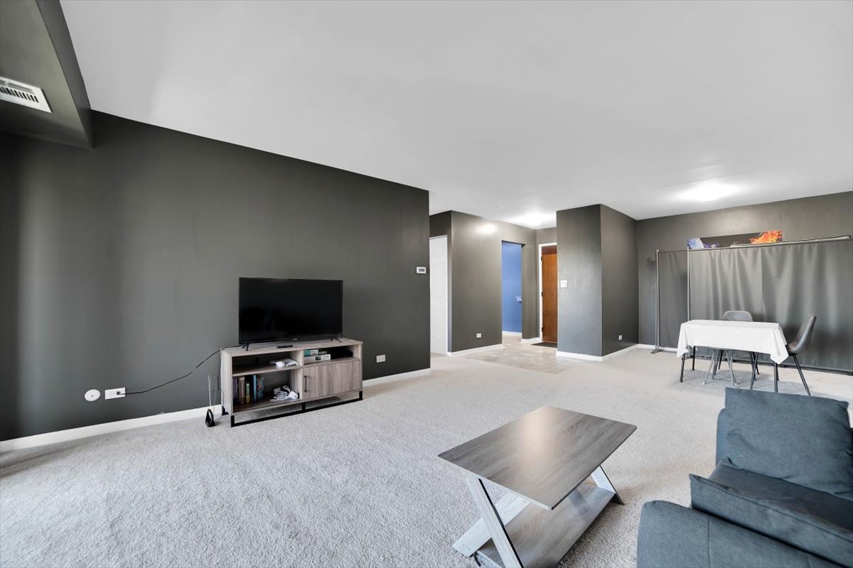 500 W Huntington Commons Road #448, Mount Prospect, IL 60056