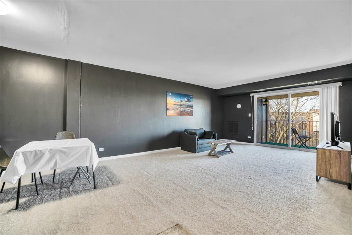 500 W Huntington Commons Road #448, Mount Prospect, IL 60056