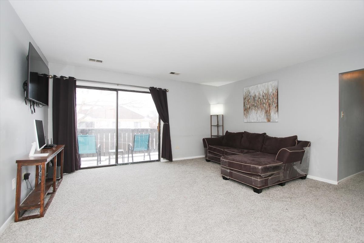 2332 N Old Hicks Road #8, Palatine, IL 60074