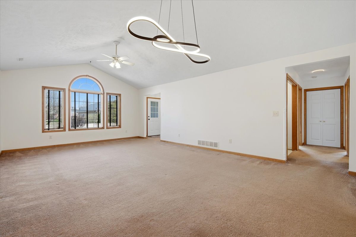 3715 Wine Way, Bloomington, IL 61704