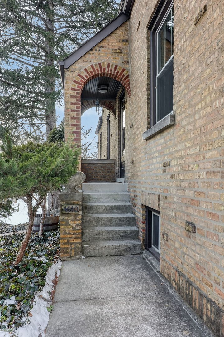 4640 Lee Avenue, Downers Grove, IL 60515