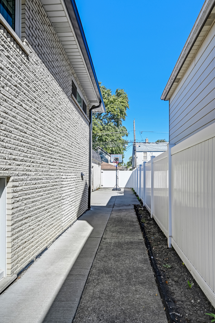 7702 W 66th Street, Bedford Park, IL 60501