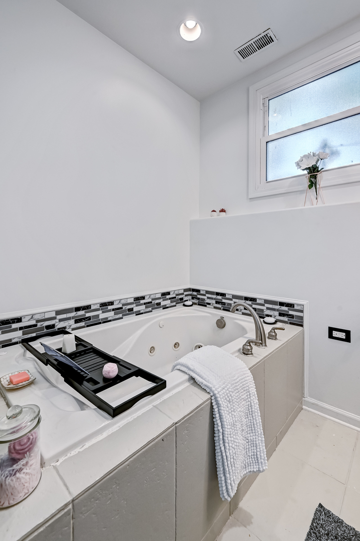 7702 W 66th Street, Bedford Park, IL 60501