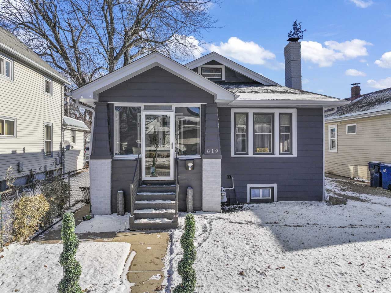 819 N Ash Street, Waukegan, IL 60085