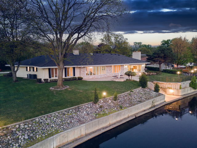 1990 Berry Lane, Des Plaines, IL 60018