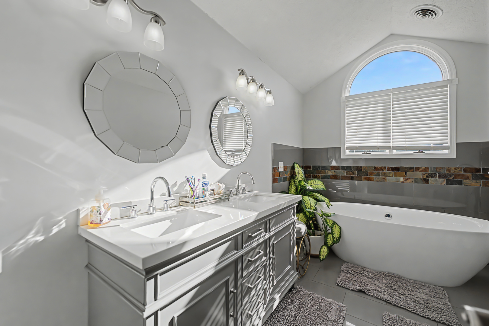 24914 W Illini Drive, Plainfield, IL 60544