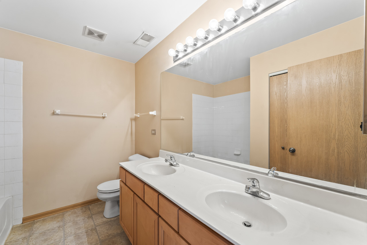 601 W Kristina Lane, Round Lake, IL 60073