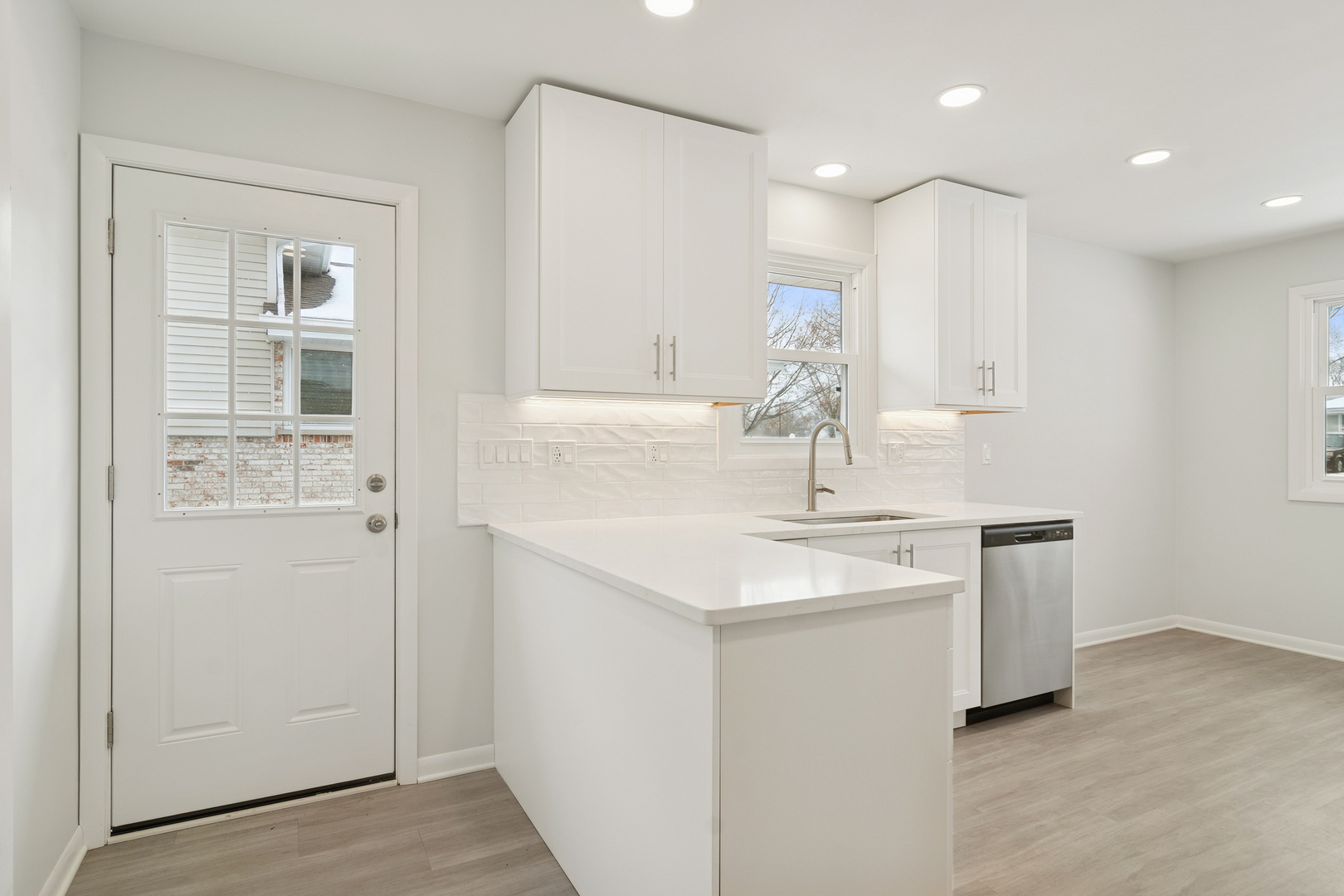 1229 S Haddow Avenue, Arlington Heights, IL 60005