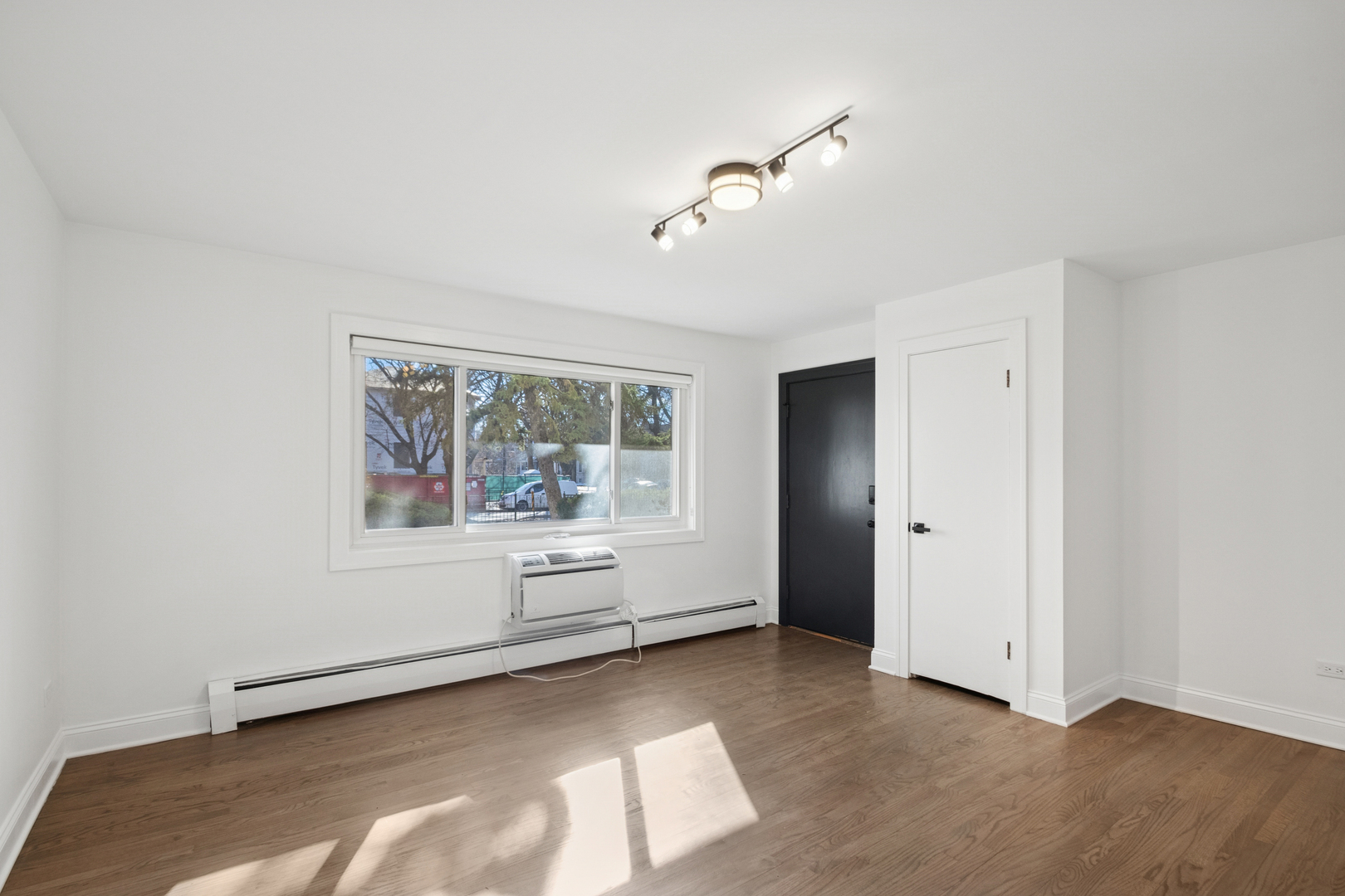 4201 N Paulina Street, Chicago, IL 60613