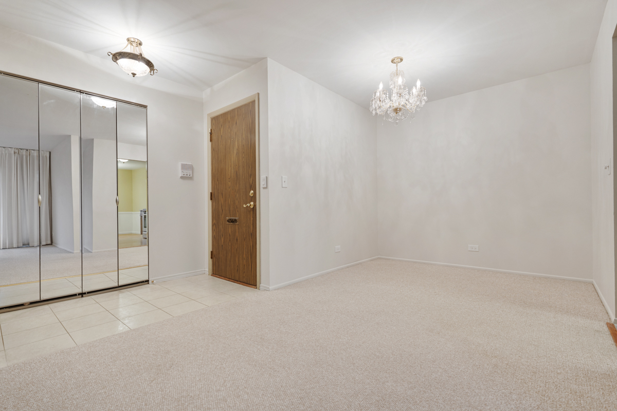 375 Pinetree Lane #D-1, Schaumburg, IL 60193