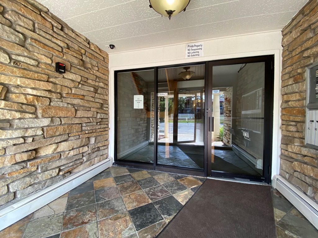 500 Chase Drive #16, Clarendon Hills, IL 60514