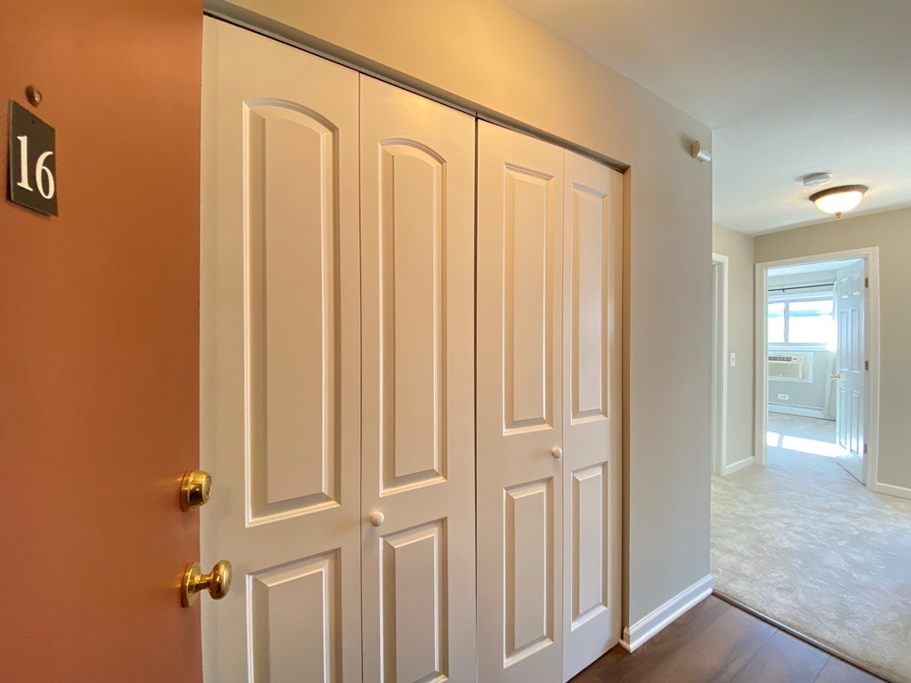 500 Chase Drive #16, Clarendon Hills, IL 60514