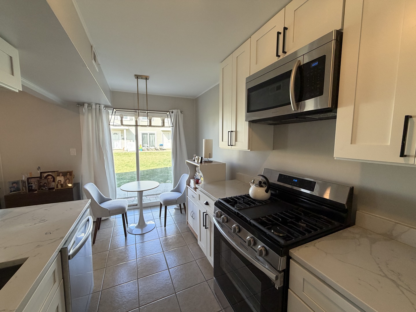 335 David Court #B, Bartlett, IL 60103