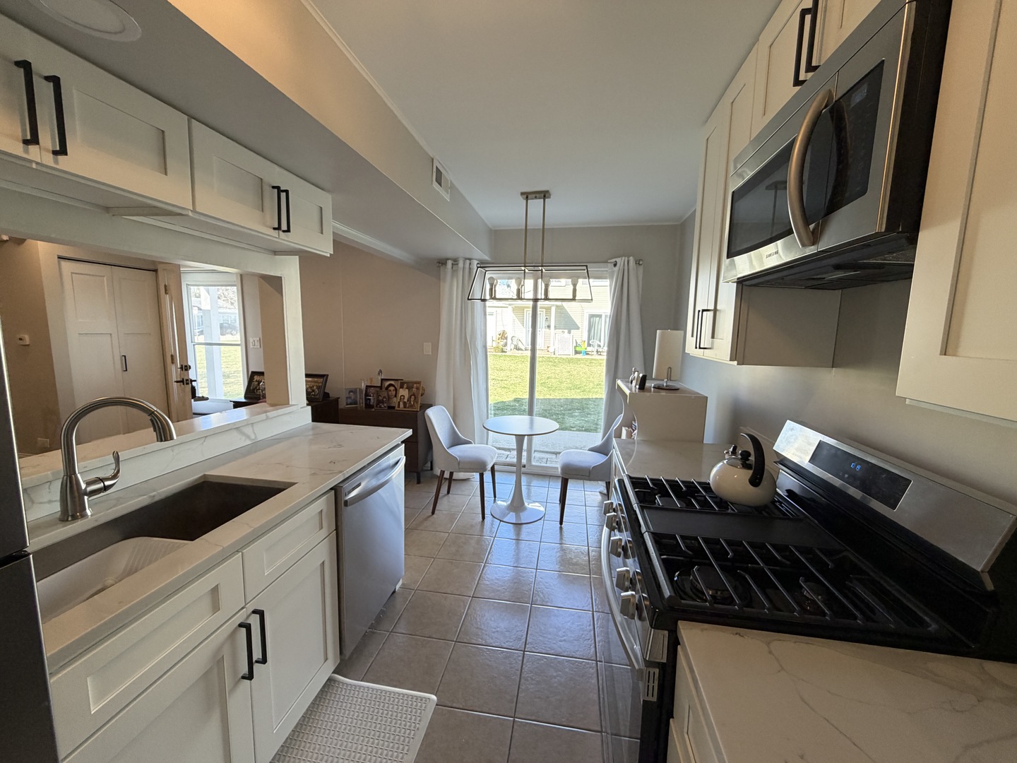 335 David Court #B, Bartlett, IL 60103