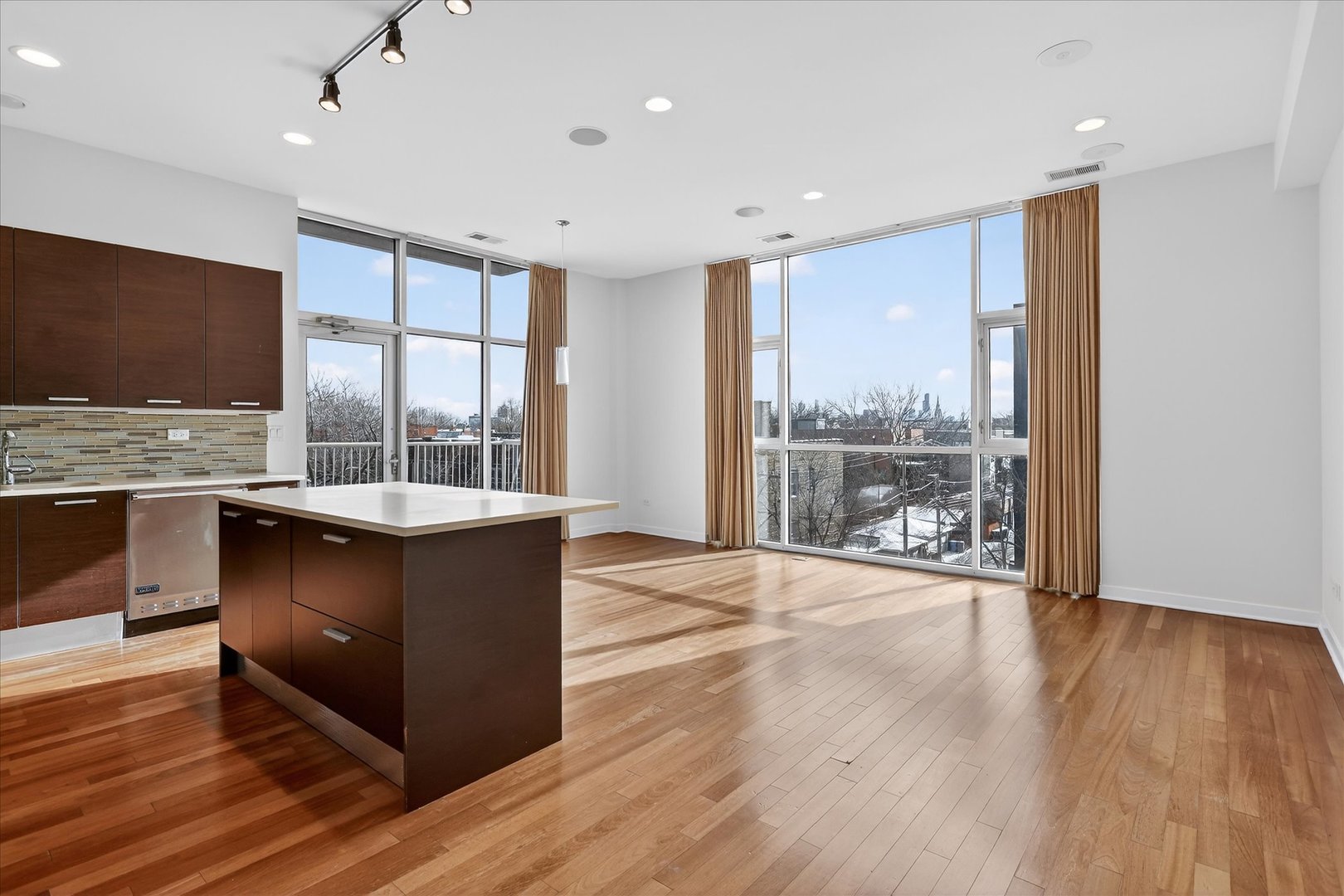 1550 W CORNELIA Avenue #401, Chicago, IL 60657