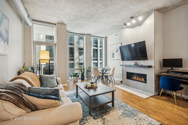 700 N Larrabee Street #905, Chicago, IL 60654