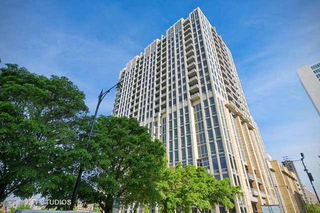 700 N Larrabee Street #905, Chicago, IL 60654