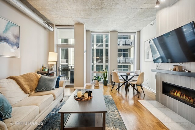 700 N Larrabee Street #905, Chicago, IL 60654