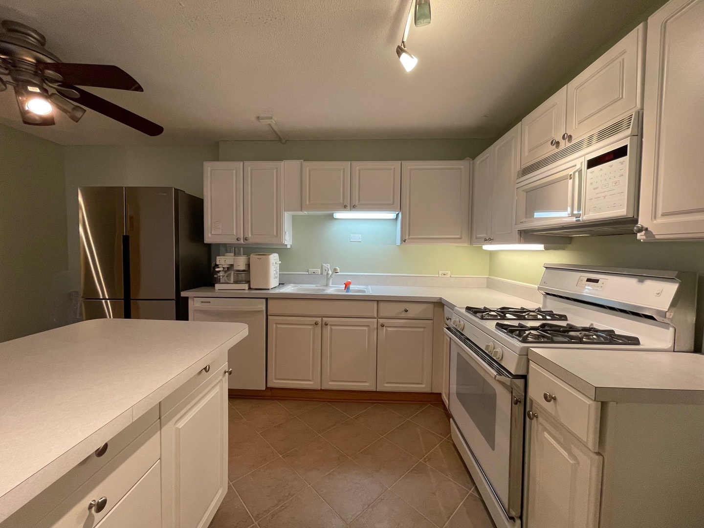 230 E Ontario Street #402, Chicago, IL 60611