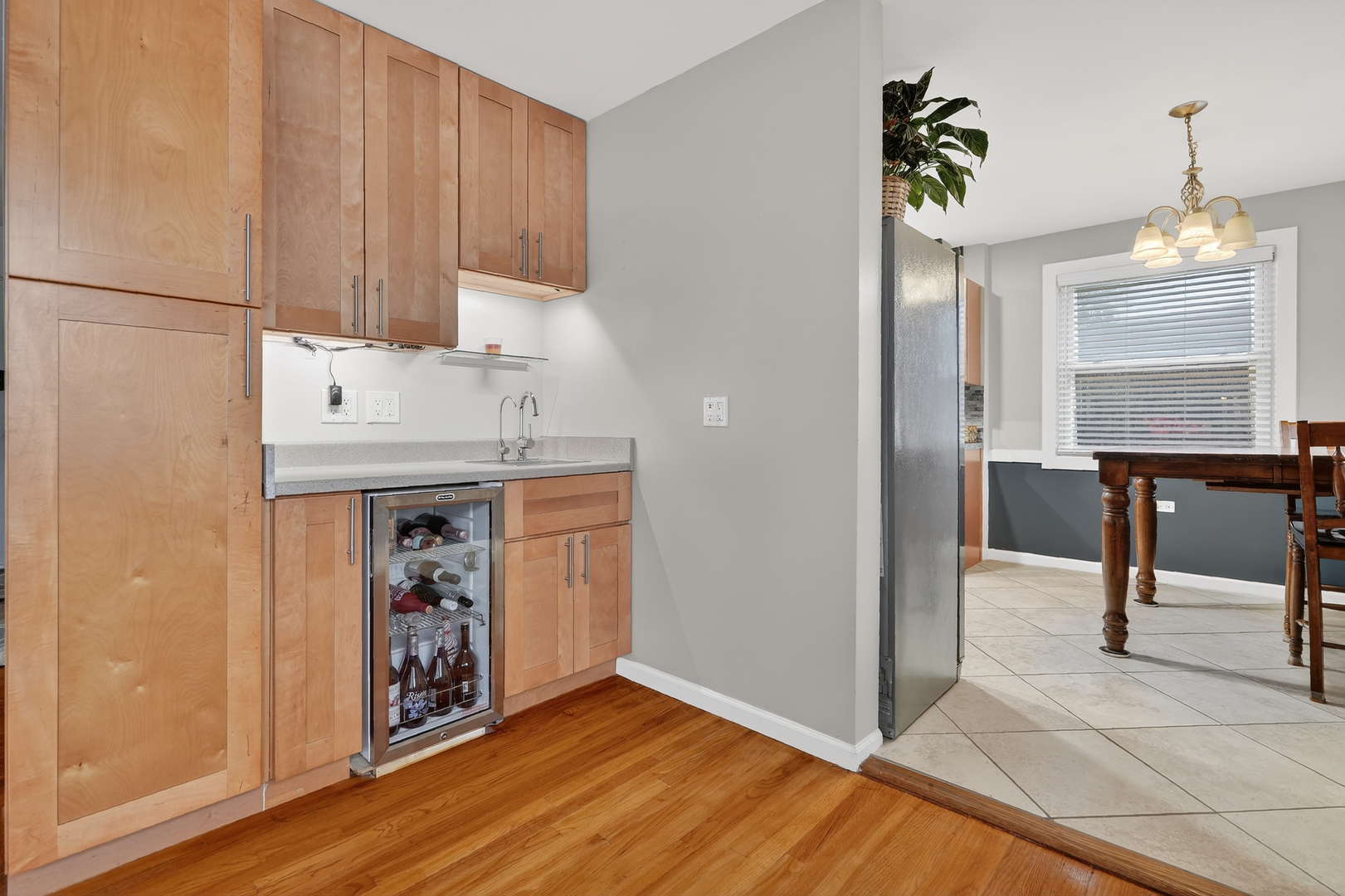 203 S See Gwun Avenue, Mount Prospect, IL 60056