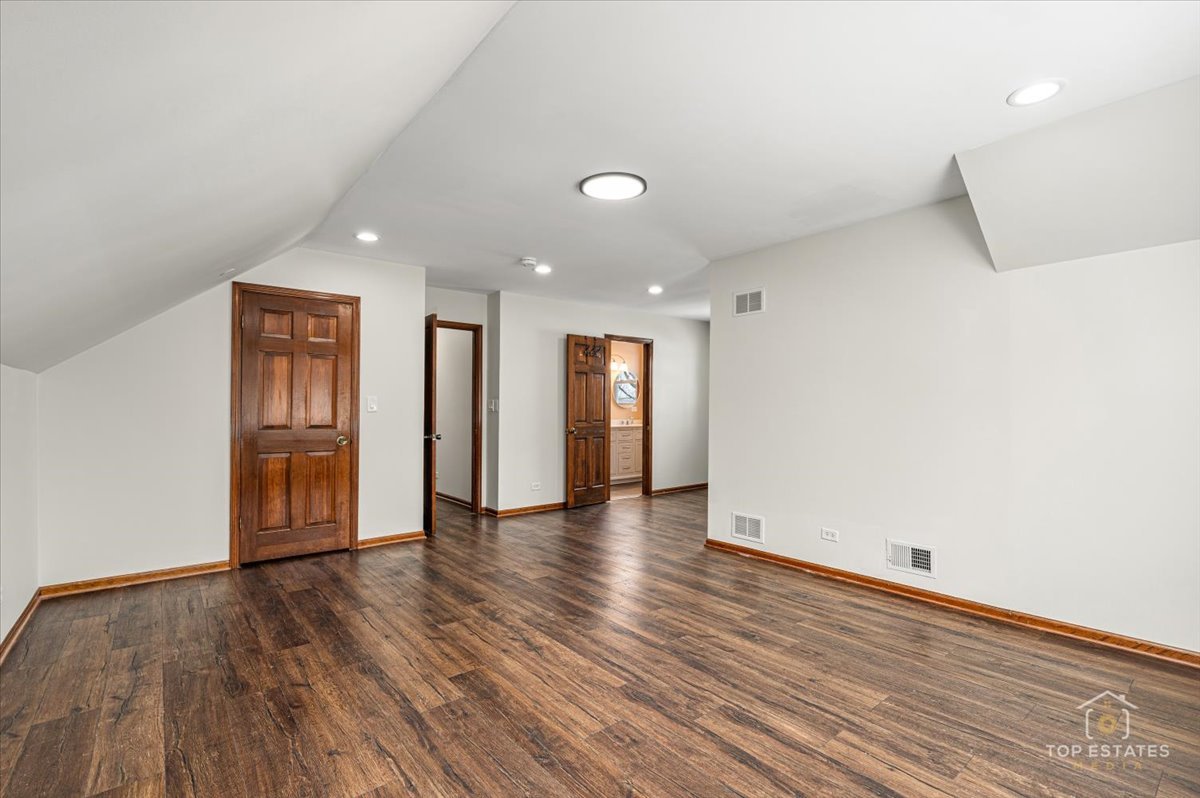 931 CANTERBURY Drive, Schaumburg, IL 60195