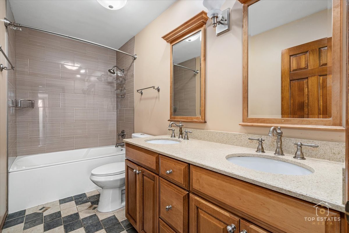 931 CANTERBURY Drive, Schaumburg, IL 60195