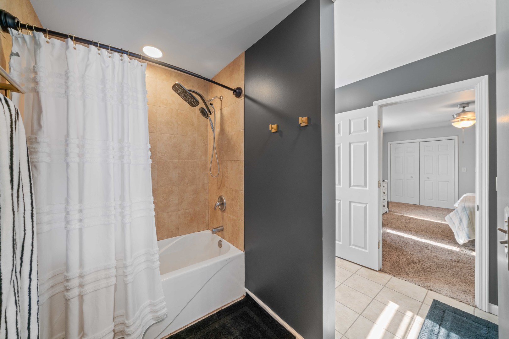 954 HOLIDAY Drive, Lake Holiday, IL 60548