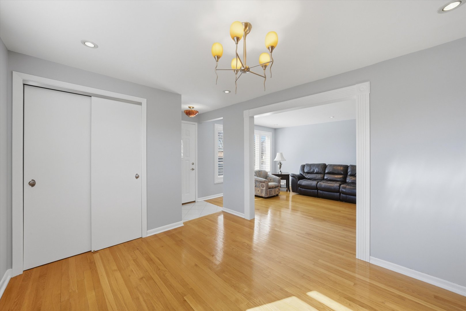 8215 Austin Avenue, Burbank, IL 60459