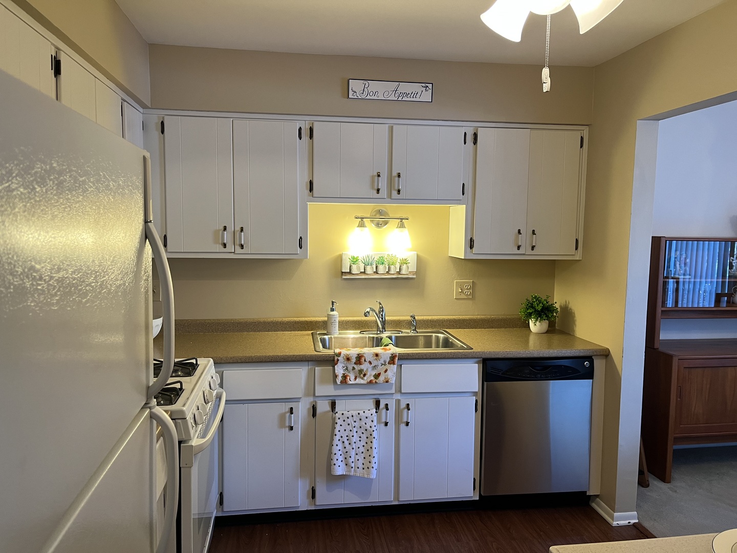 1607 Thames Court #D, Wheaton, IL 60189