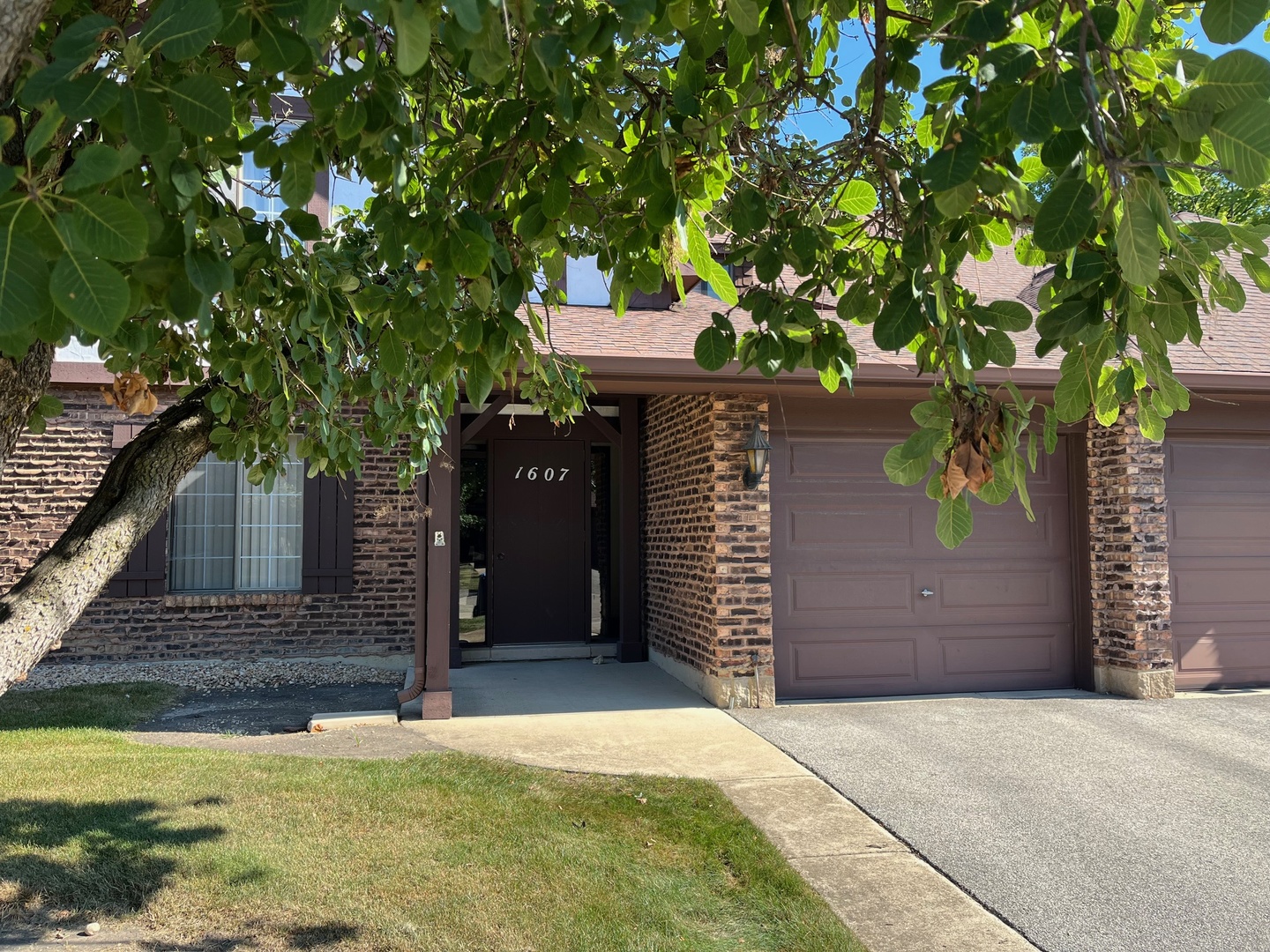 1607 Thames Court #D, Wheaton, IL 60189
