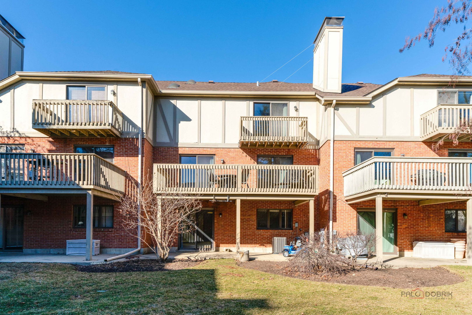 107 E Winchester Road, Libertyville, IL 60048