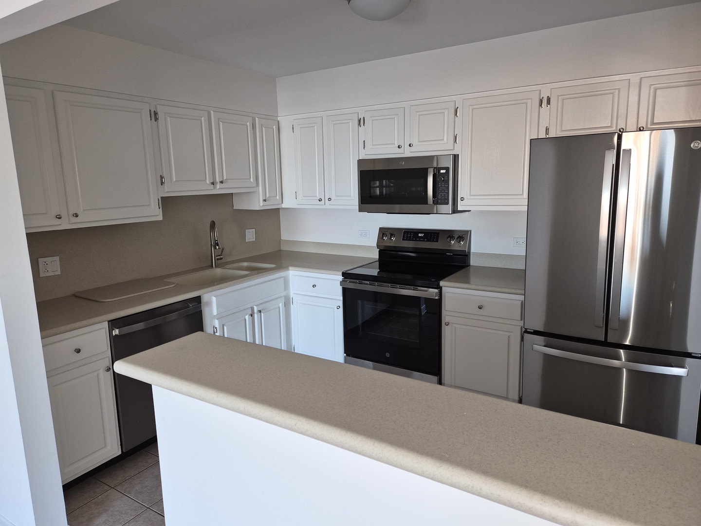 711 S River Road #704, Des Plaines, IL 60016