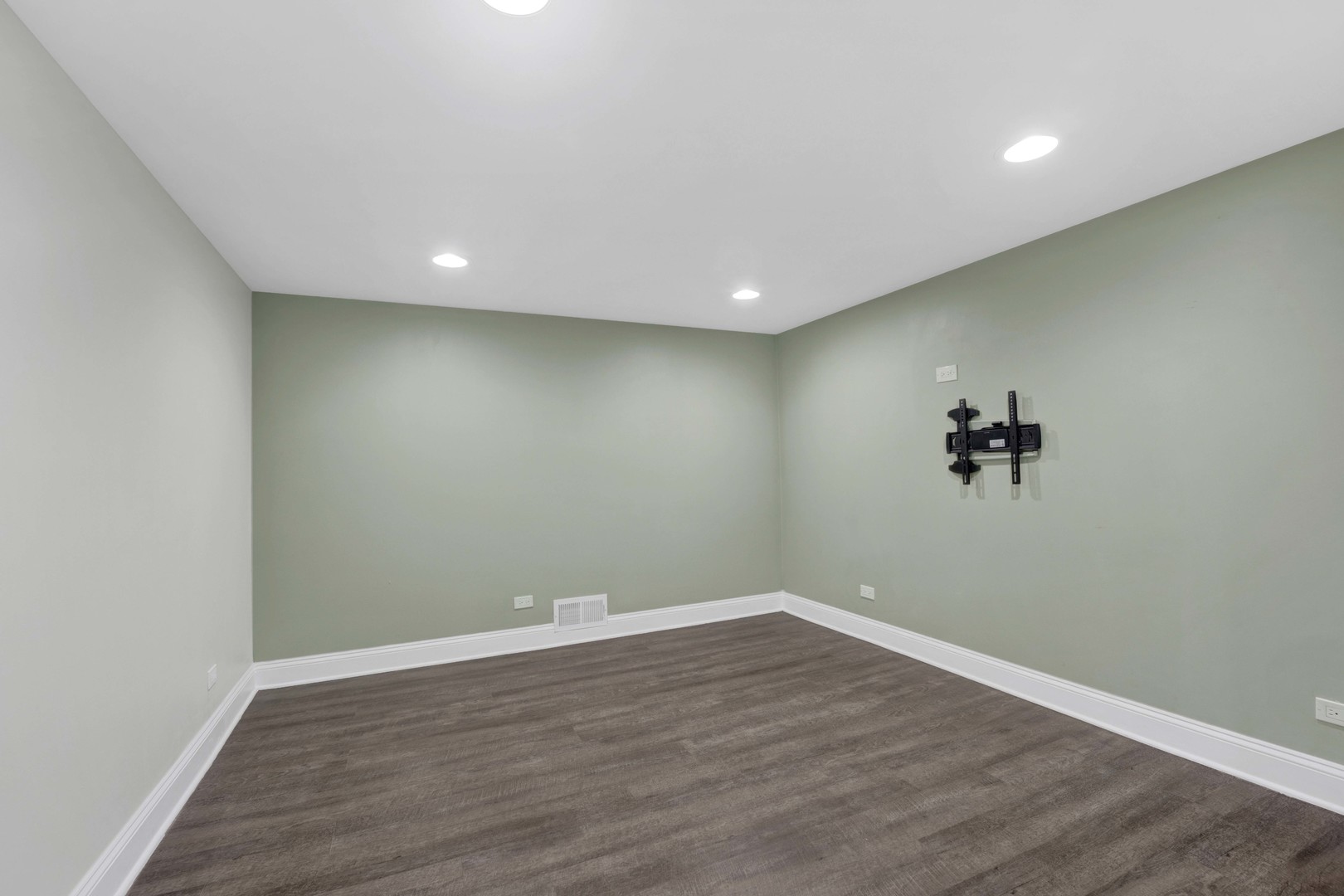 332 S River Road, Naperville, IL 60540