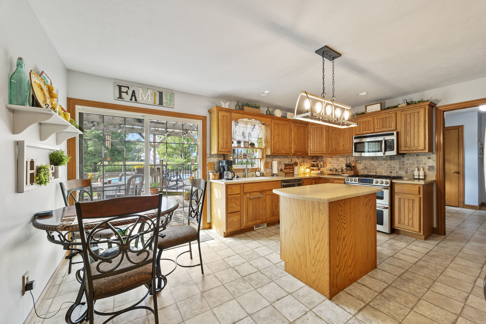 417 Sunset Drive, Colfax, IL 61728