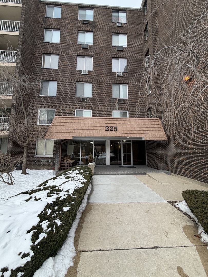 225 S Rohlwing Road #418, Palatine, IL 60074