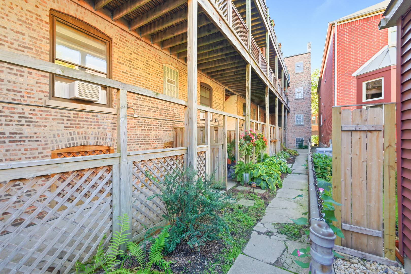 1014 W Barry Avenue #1, Chicago, IL 60657