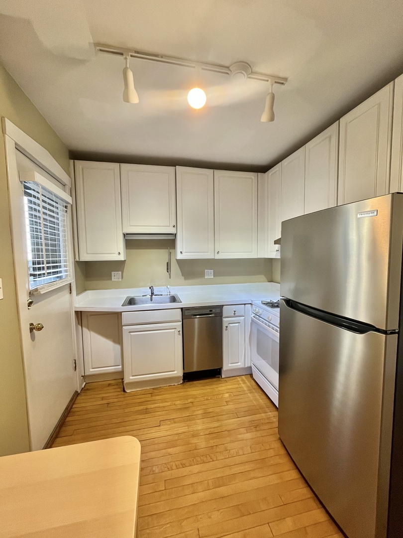 1014 W Barry Avenue #1, Chicago, IL 60657