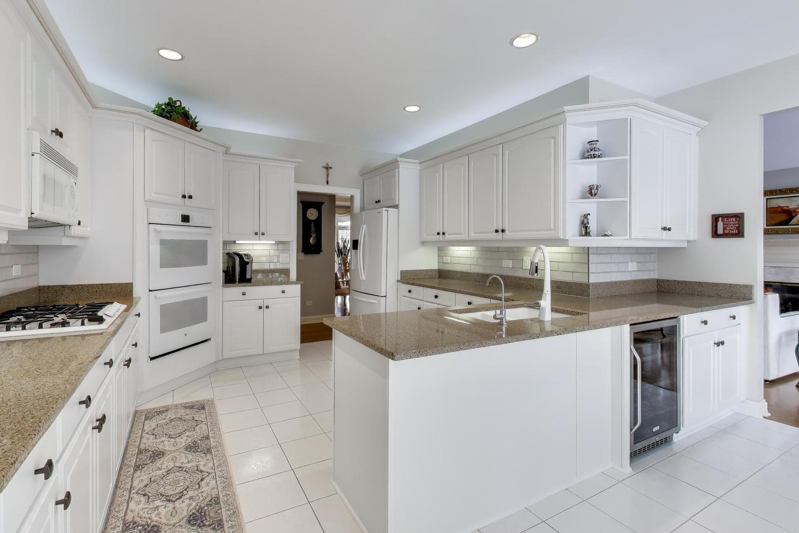 18 Rosewood Drive, Hawthorn Woods, IL 60047