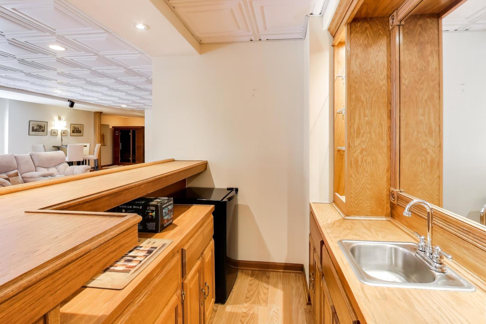 18 Rosewood Drive, Hawthorn Woods, IL 60047