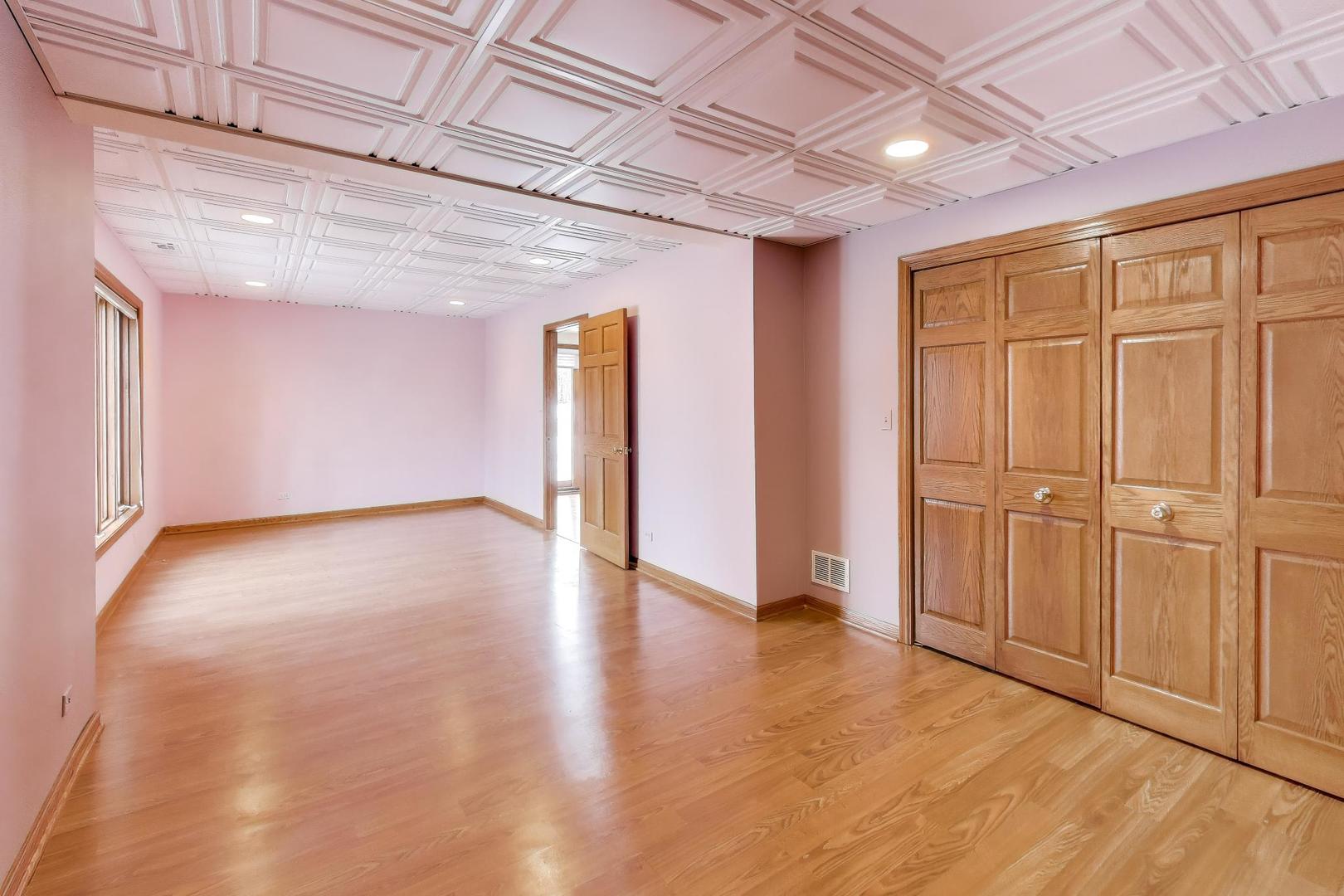 18 Rosewood Drive, Hawthorn Woods, IL 60047