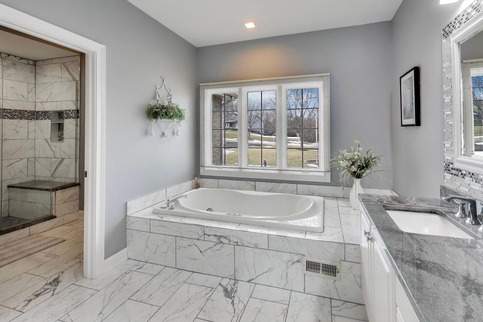 18 Rosewood Drive, Hawthorn Woods, IL 60047