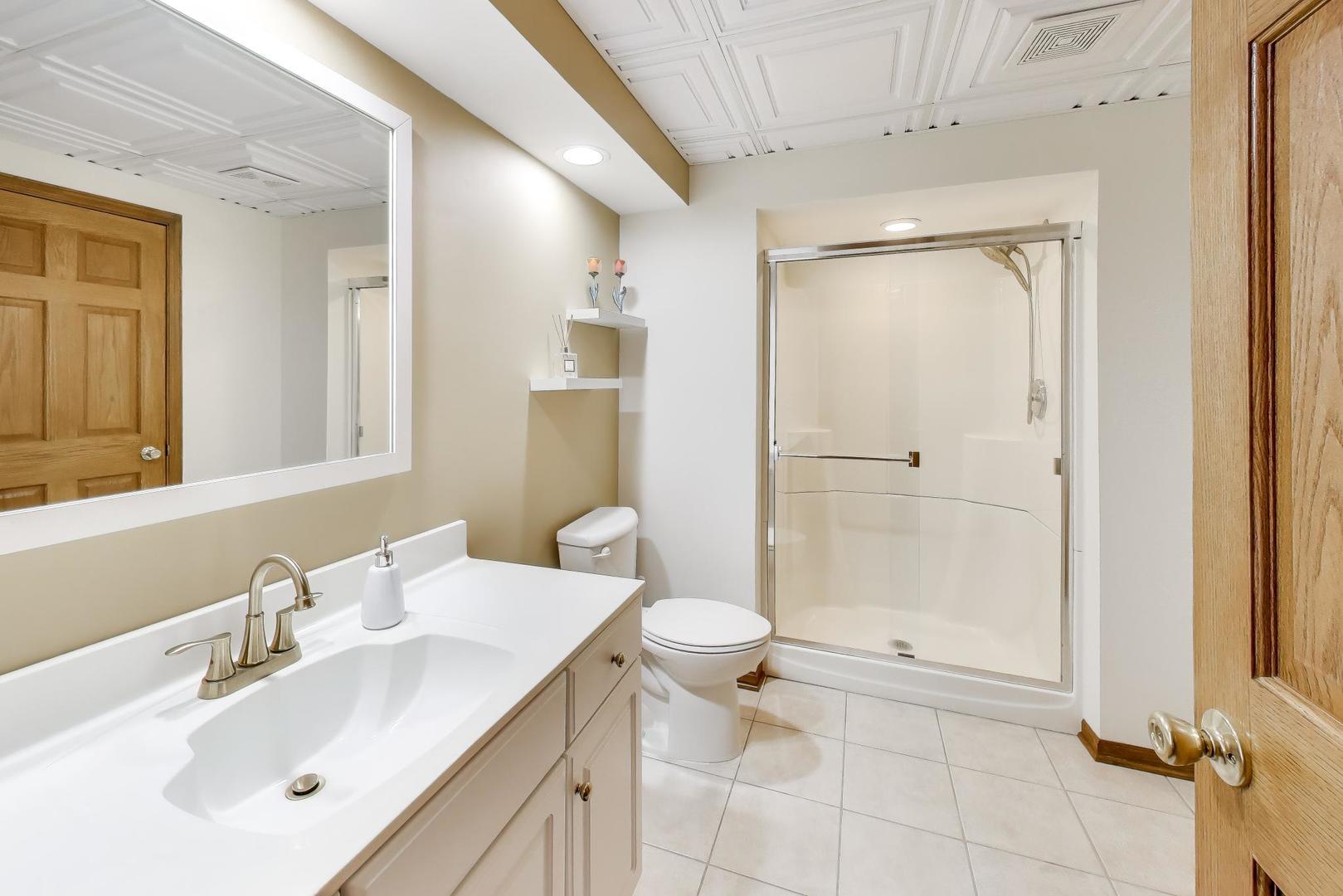 18 Rosewood Drive, Hawthorn Woods, IL 60047